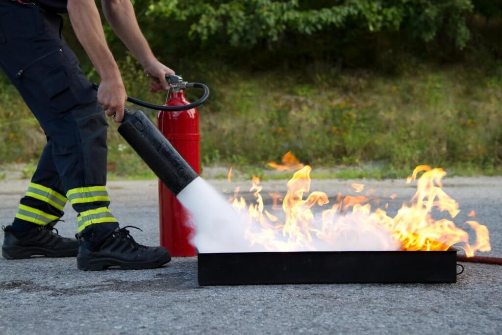 addetto antincendio con estintore e simulatore